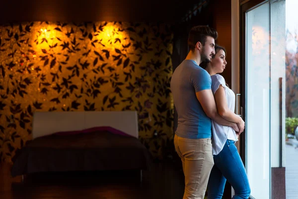 Pareja joven en casa — Foto de Stock